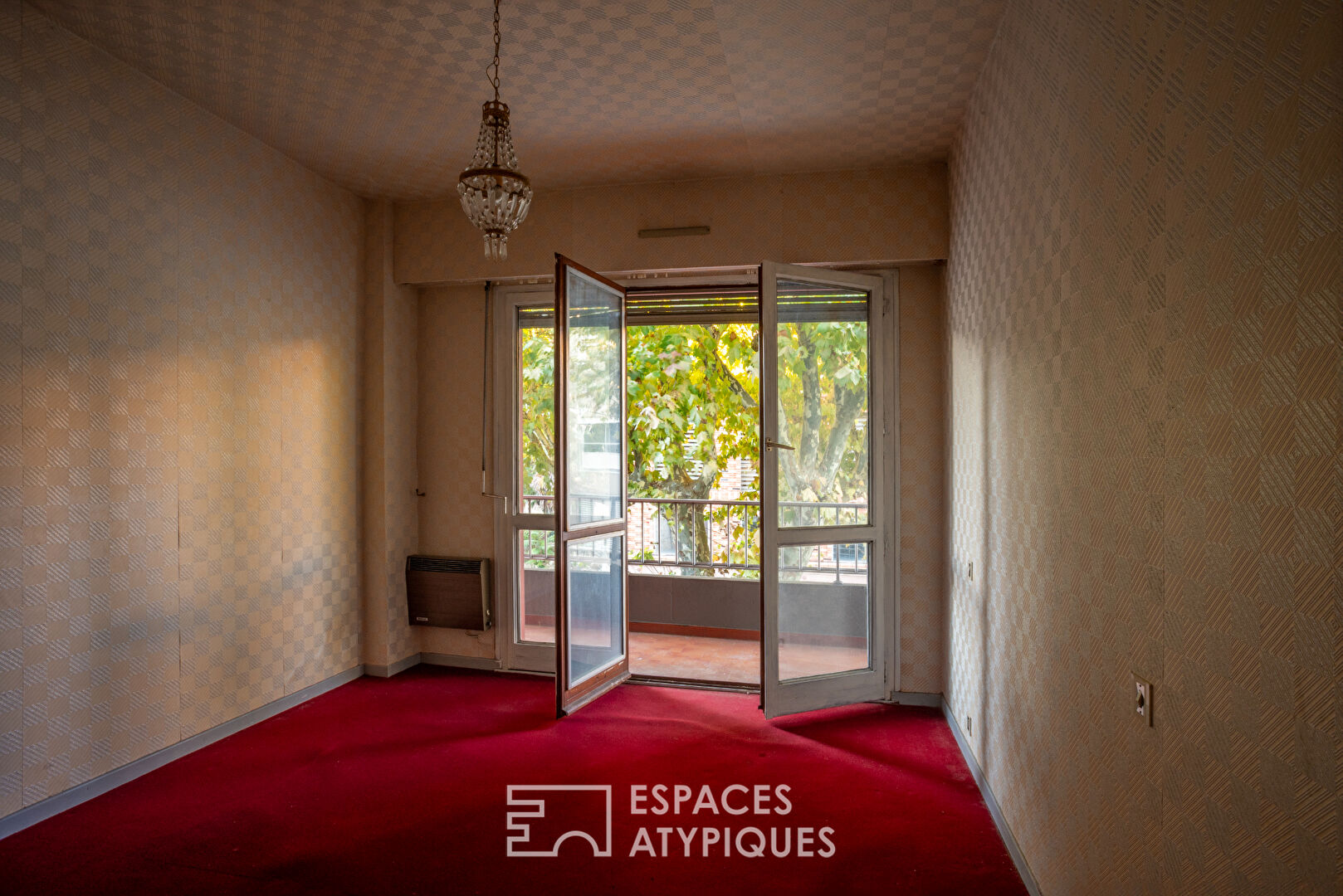 Grand appartement traversant avec belle terrasse , vue dominante et garage , centre ville