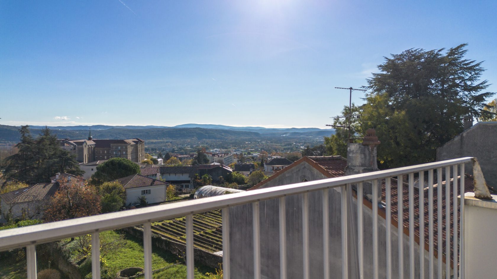 Grand appartement traversant avec belle terrasse , vue dominante et garage , centre ville