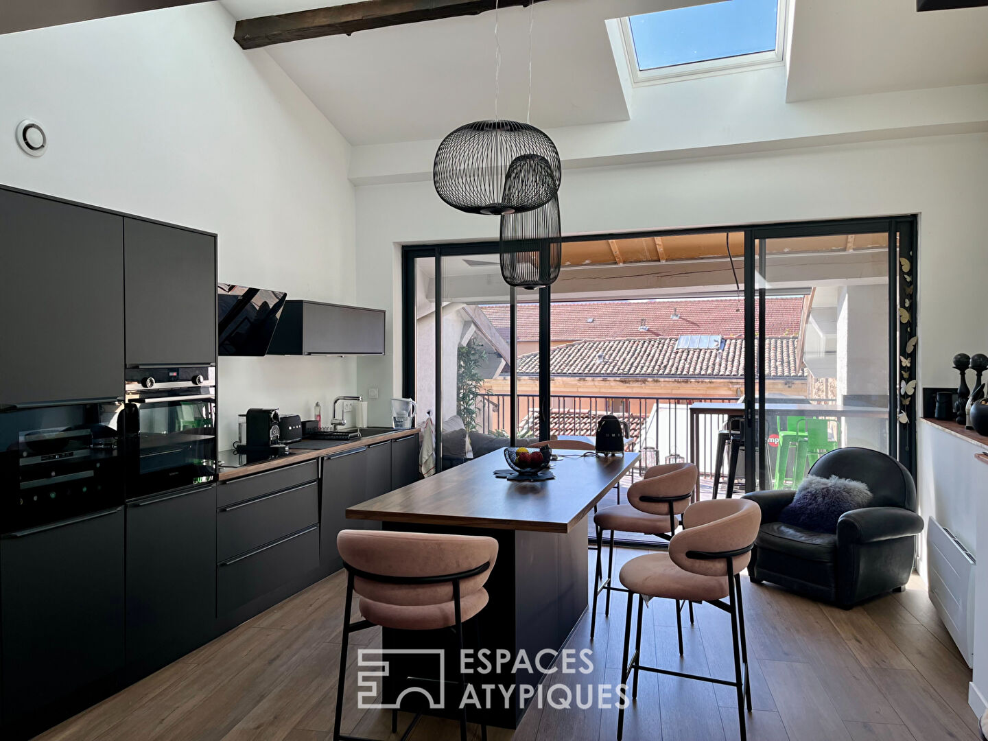Renovated 3-bedroom apartment with terrace and garage in the historic center