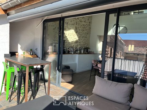 Renovated 3-bedroom apartment with terrace and garage in the historic center