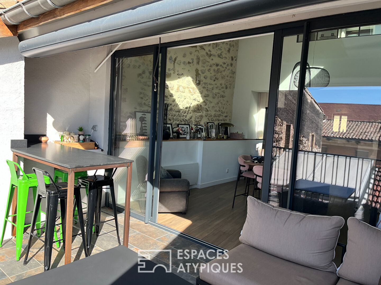 Renovated 3-bedroom apartment with terrace and garage in the historic center