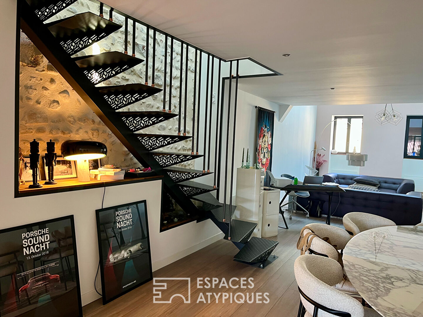 Renovated 3-bedroom apartment with terrace and garage in the historic center