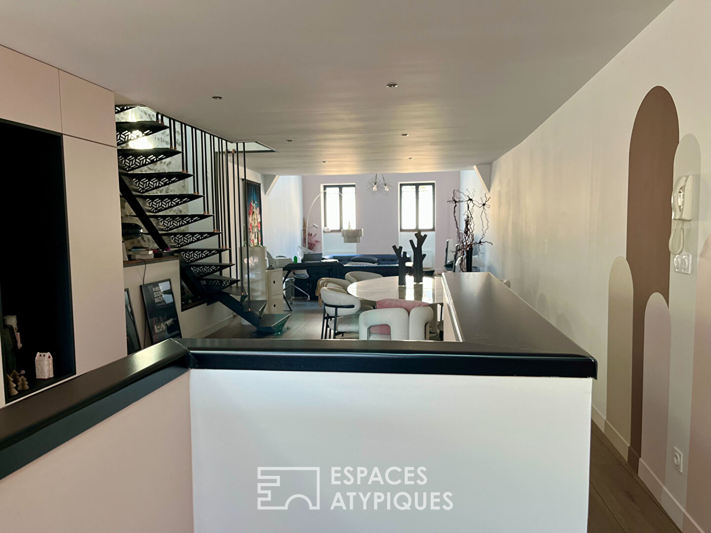 Renovated 3-bedroom apartment with terrace and garage in the historic center