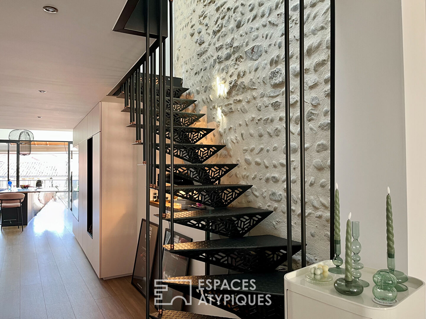 Renovated 3-bedroom apartment with terrace and garage in the historic center