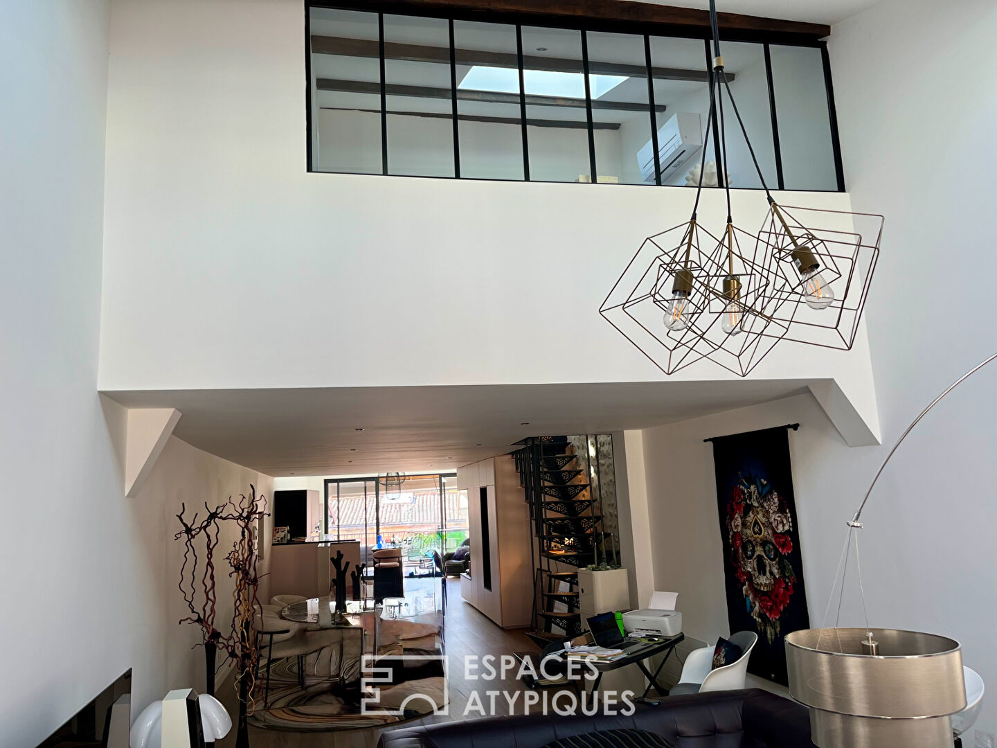 Renovated 3-bedroom apartment with terrace and garage in the historic center