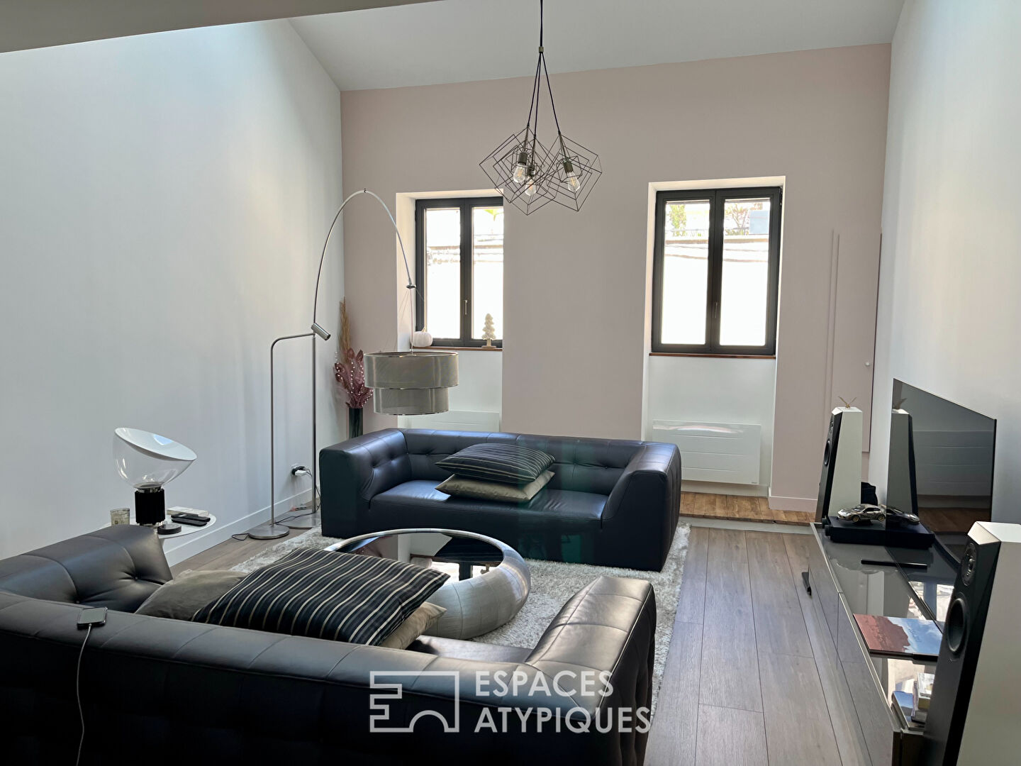 Renovated 3-bedroom apartment with terrace and garage in the historic center