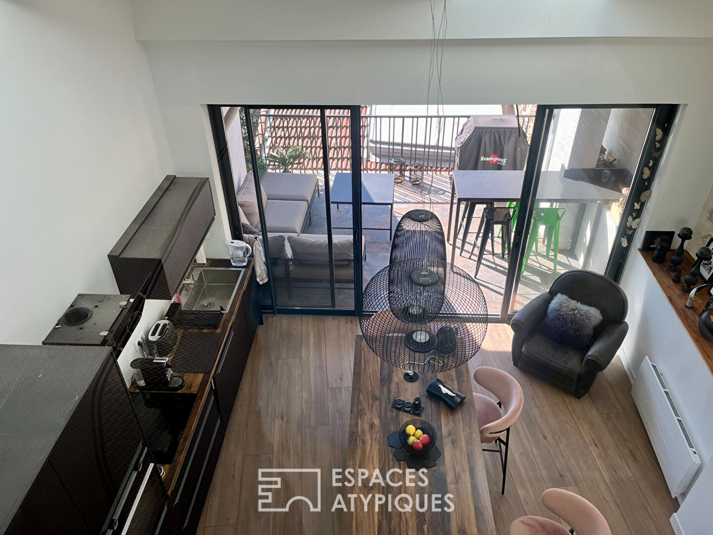 Renovated 3-bedroom apartment with terrace and garage in the historic center