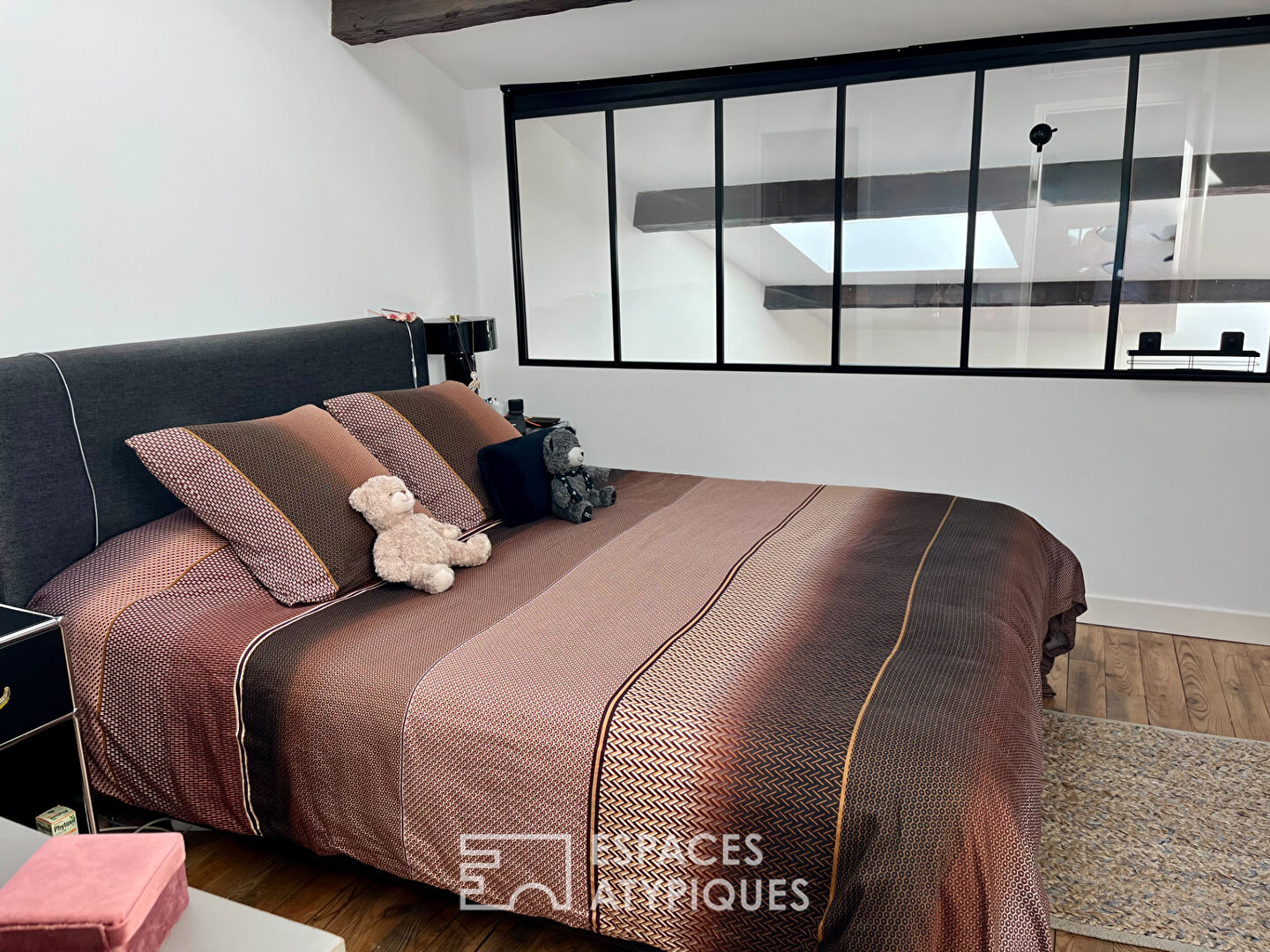Renovated 3-bedroom apartment with terrace and garage in the historic center