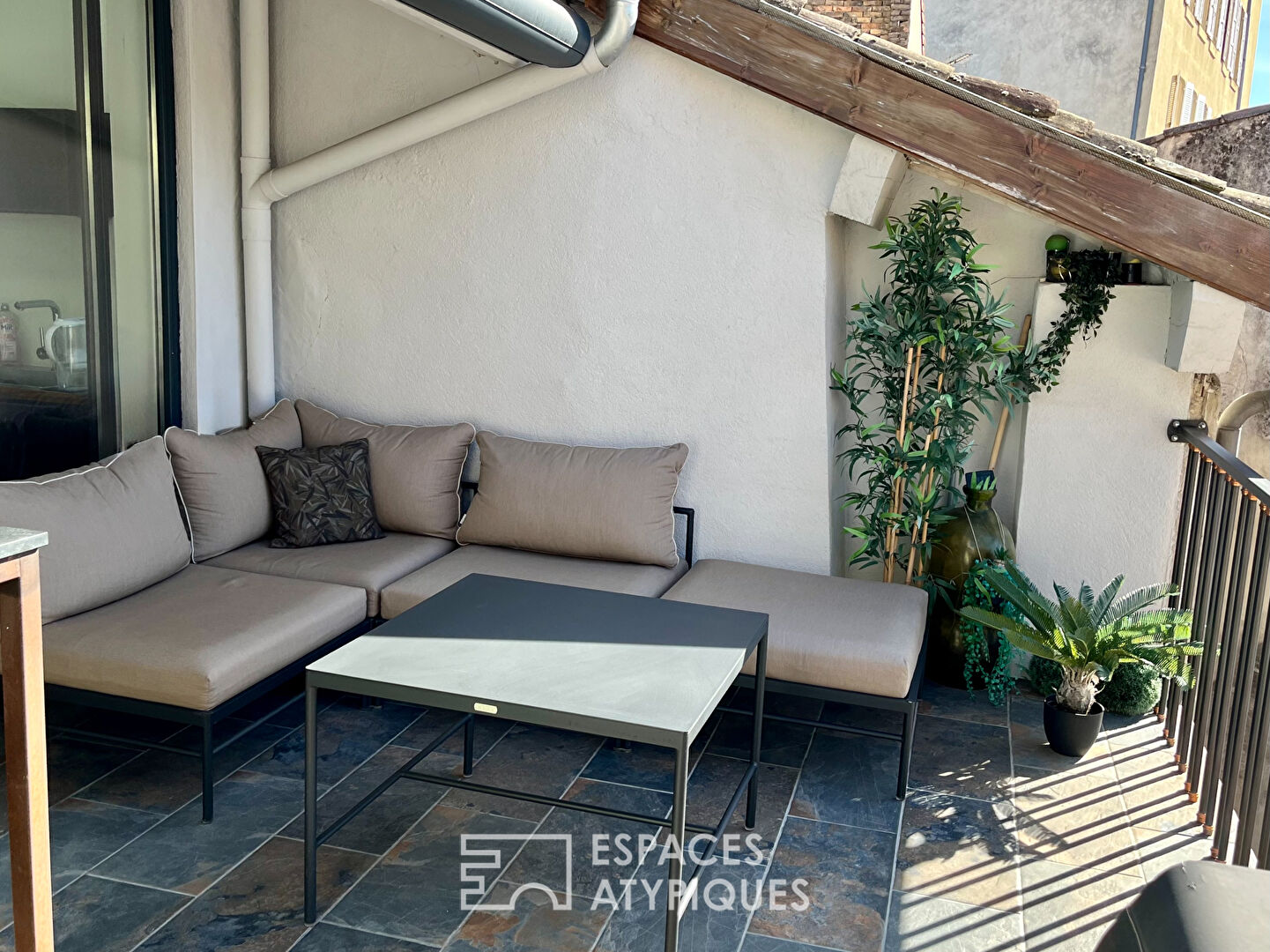 Renovated 3-bedroom apartment with terrace and garage in the historic center