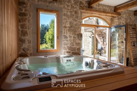 En Haute Ardèche, l’accueil serein, d’une propriété de caractère.