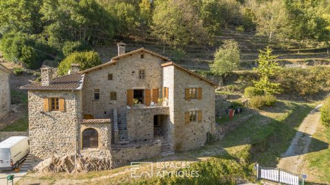 Ancienne ferme en pierre rénovée typique proche de Vals les bains
