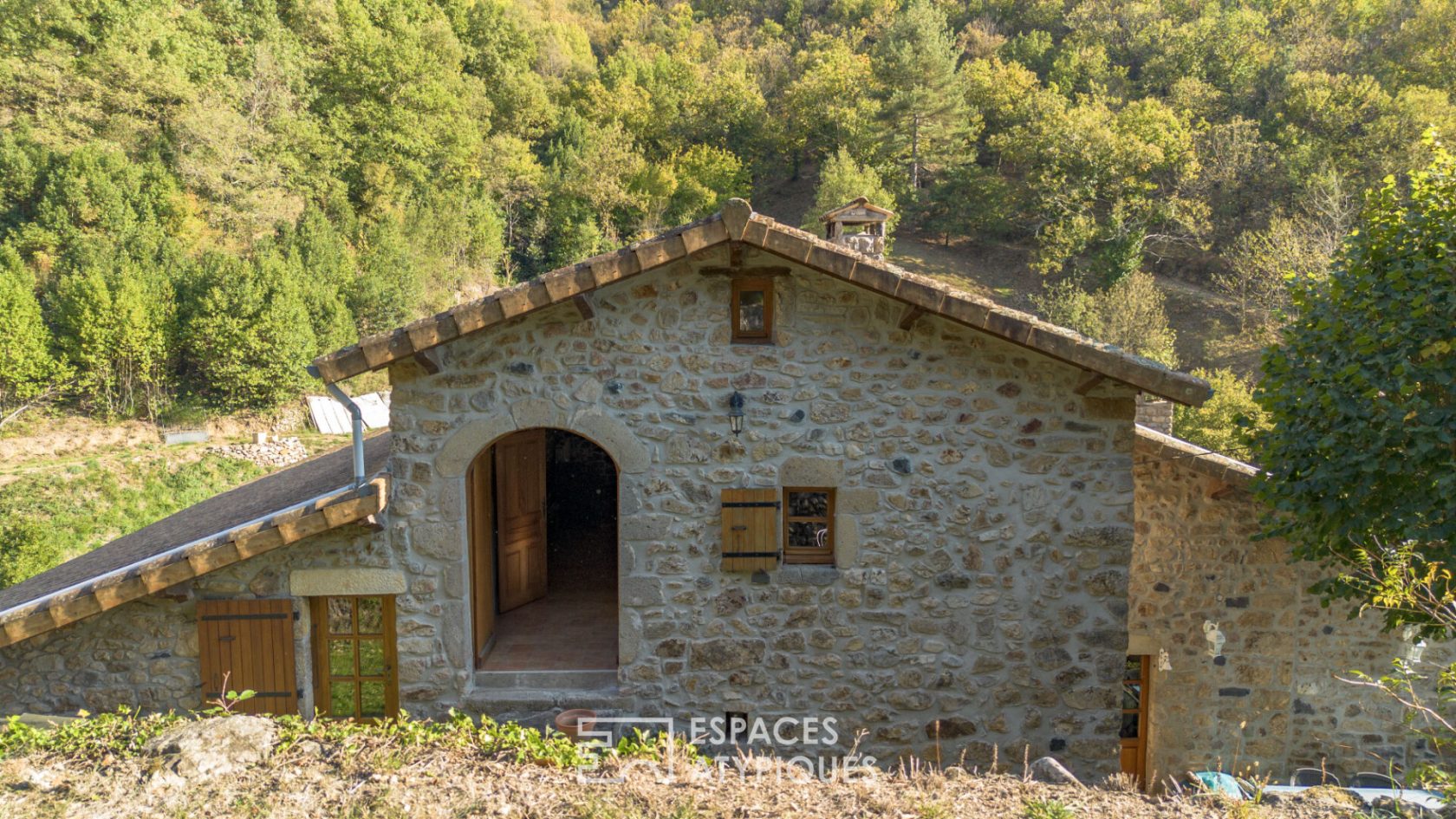 Ancienne ferme en pierre rénovée typique proche de Vals les bains