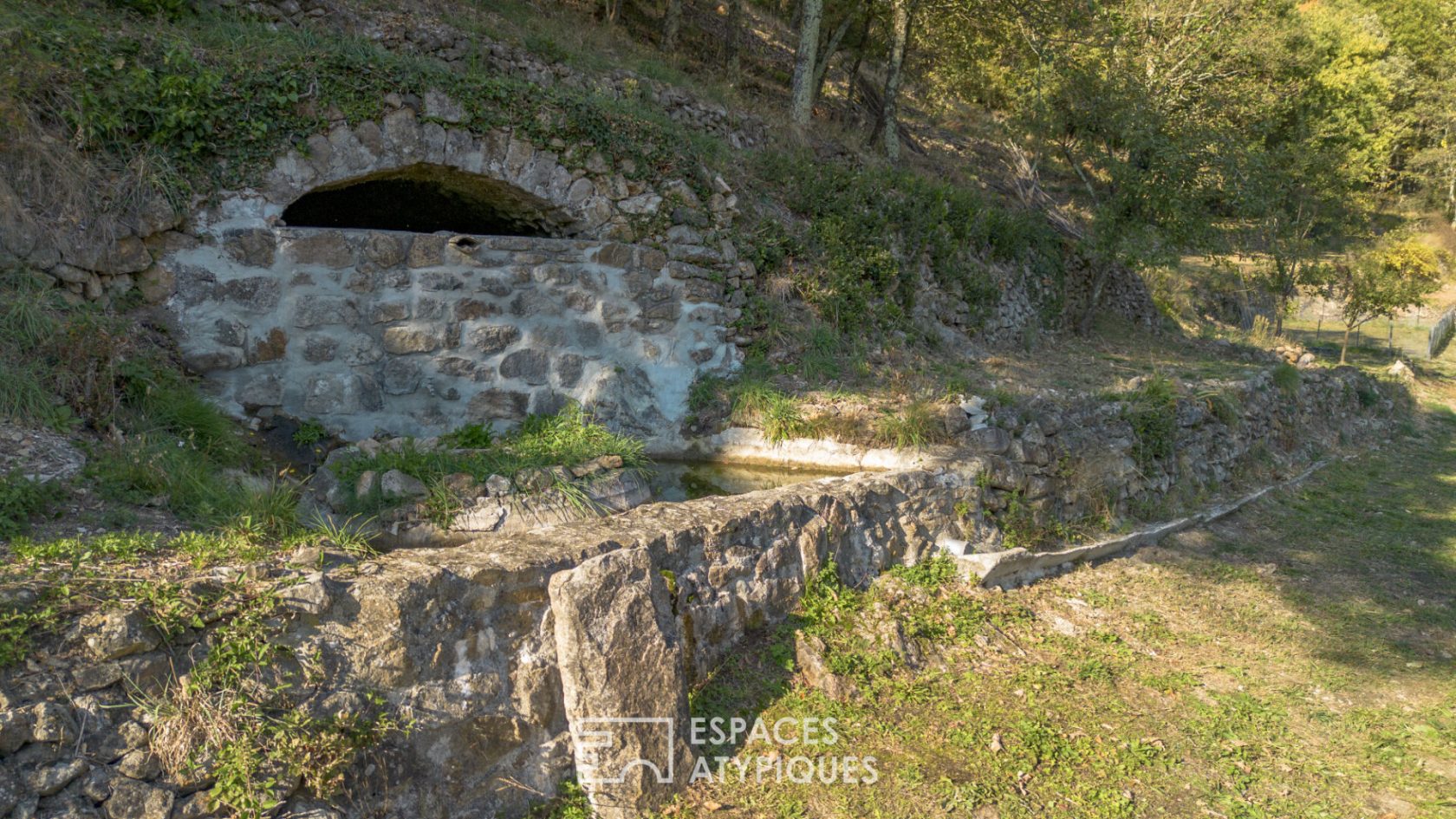 Ancienne ferme en pierre rénovée typique proche de Vals les bains