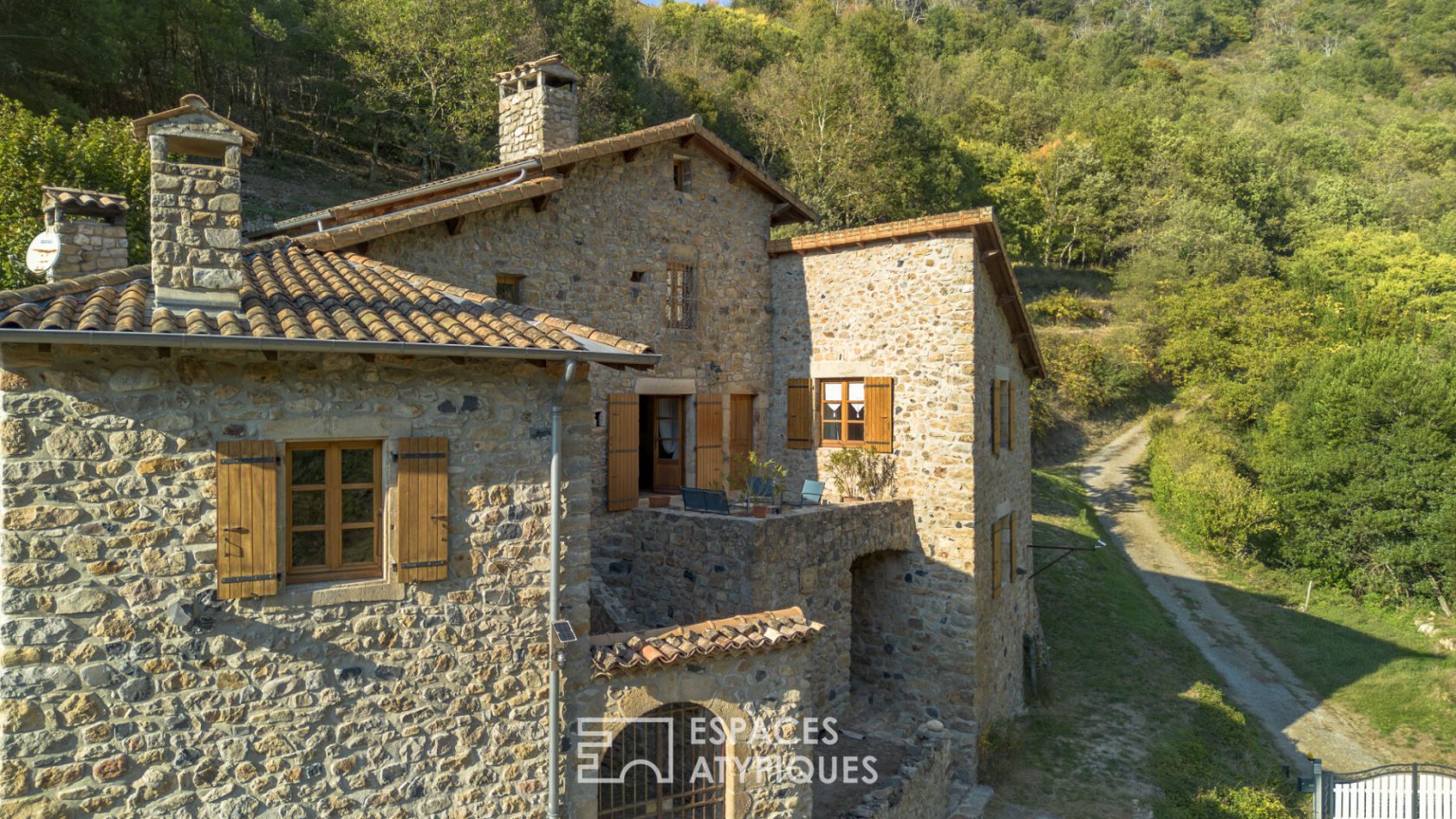 Ancienne ferme en pierre rénovée typique proche de Vals les bains
