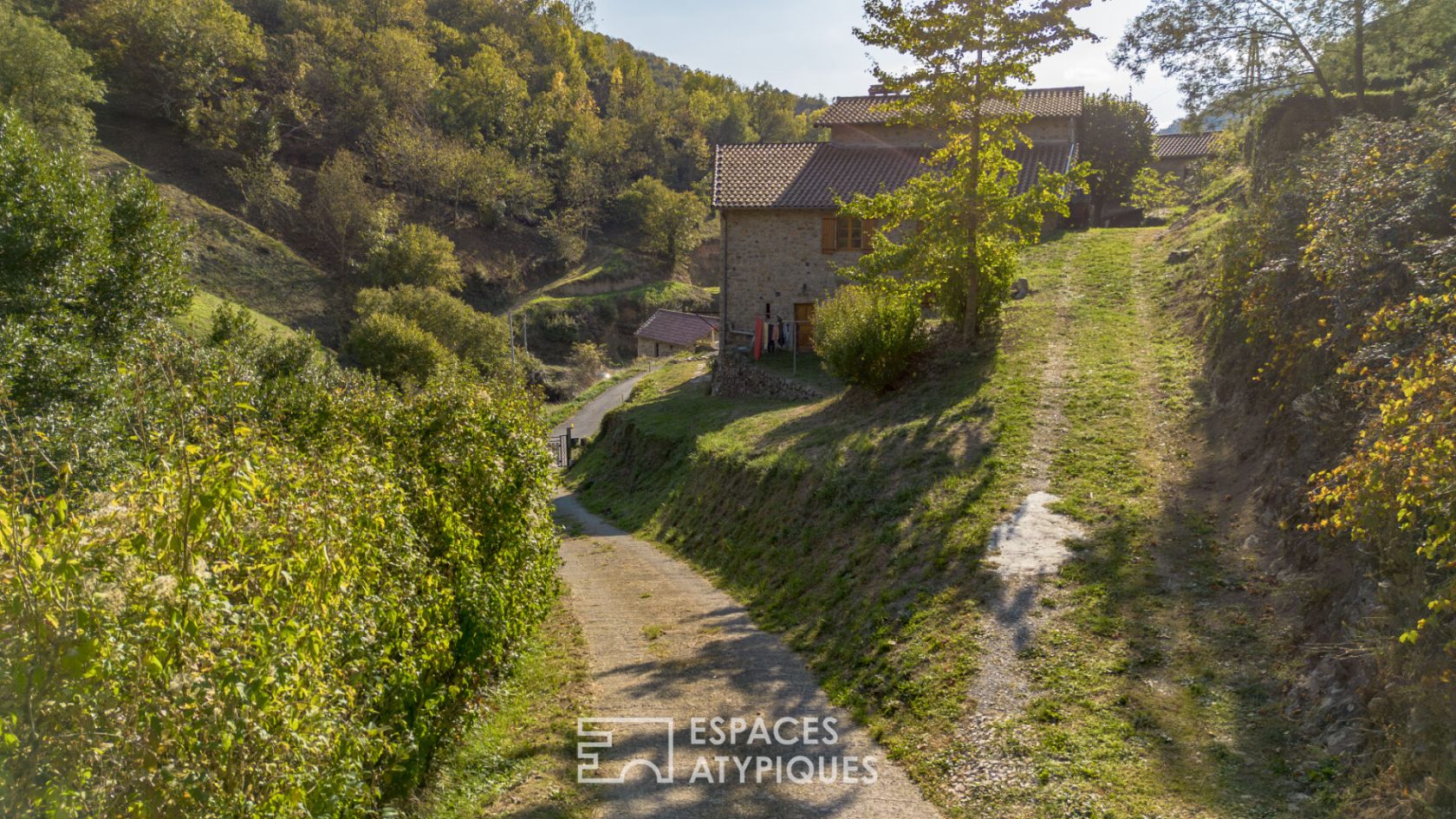 Ancienne ferme en pierre rénovée typique proche de Vals les bains