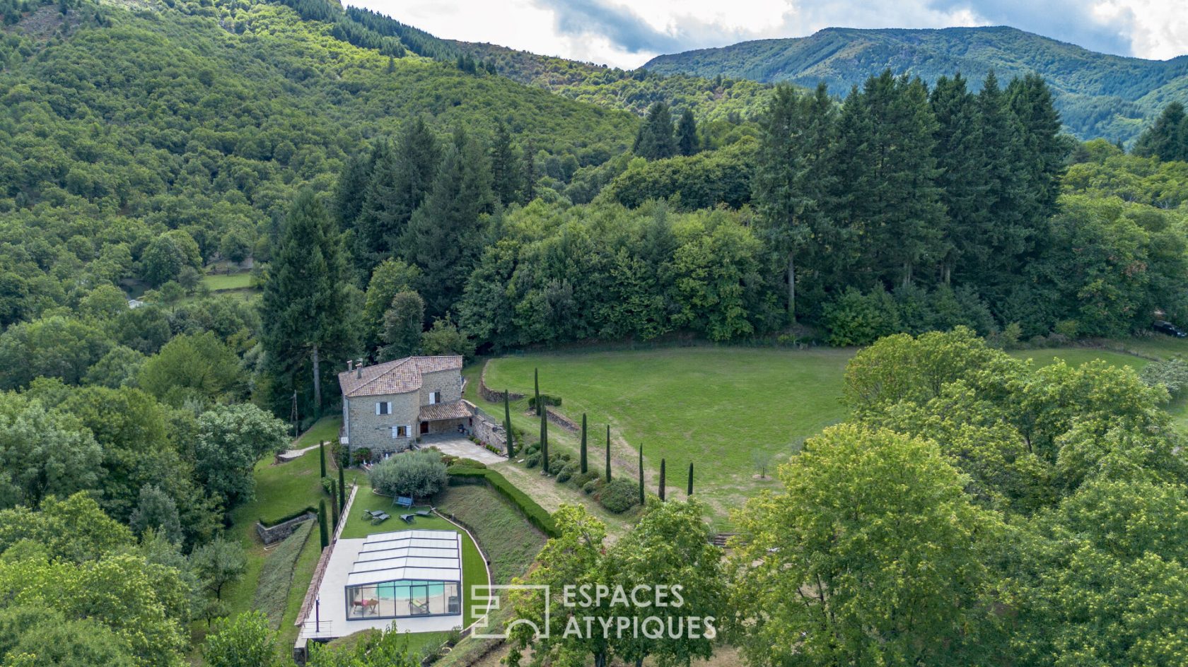 Ancienne ferme en pierre rénovée, piscine, vergers, vue panoramique