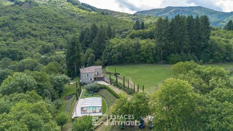 Ancienne ferme en pierre rénovée, piscine, beau terrain avec vergers et belle vue dégagée