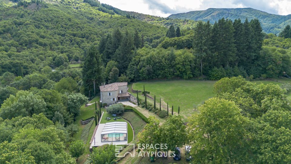 Ancienne ferme en pierre rénovée, piscine, beau terrain avec vergers et belle vue dégagée
