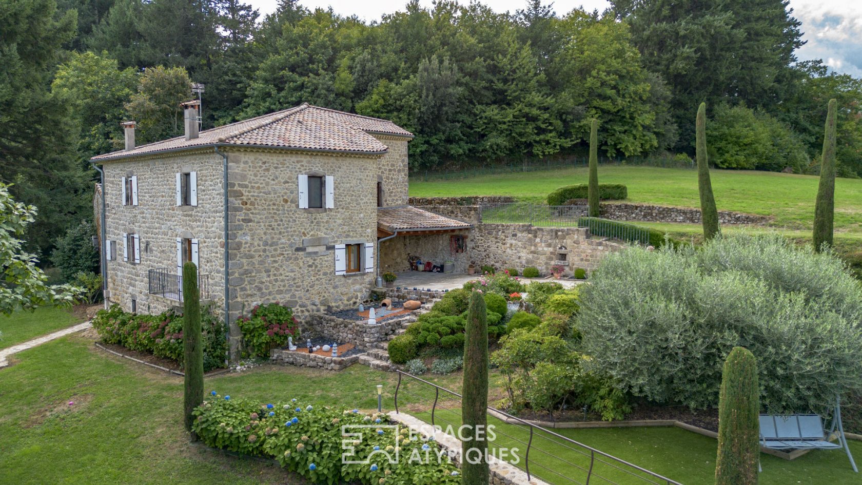 Ancienne ferme en pierre rénovée, piscine, beau terrain avec vergers et belle vue dégagée
