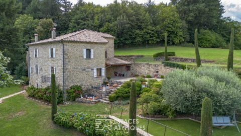 Ancienne ferme en pierre rénovée, piscine, beau terrain avec vergers et belle vue dégagée