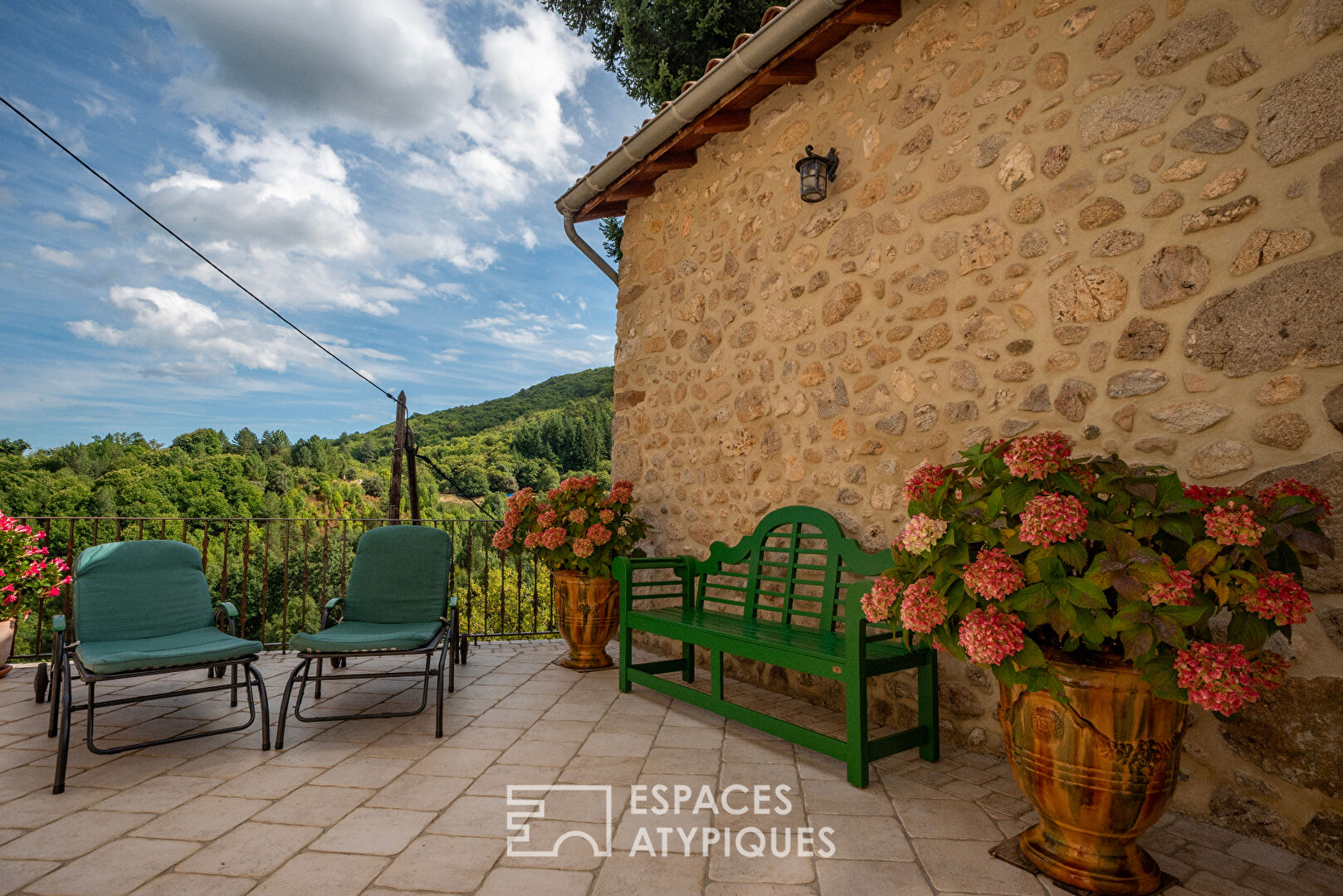 Ancienne ferme en pierre rénovée, piscine, vergers, vue panoramique