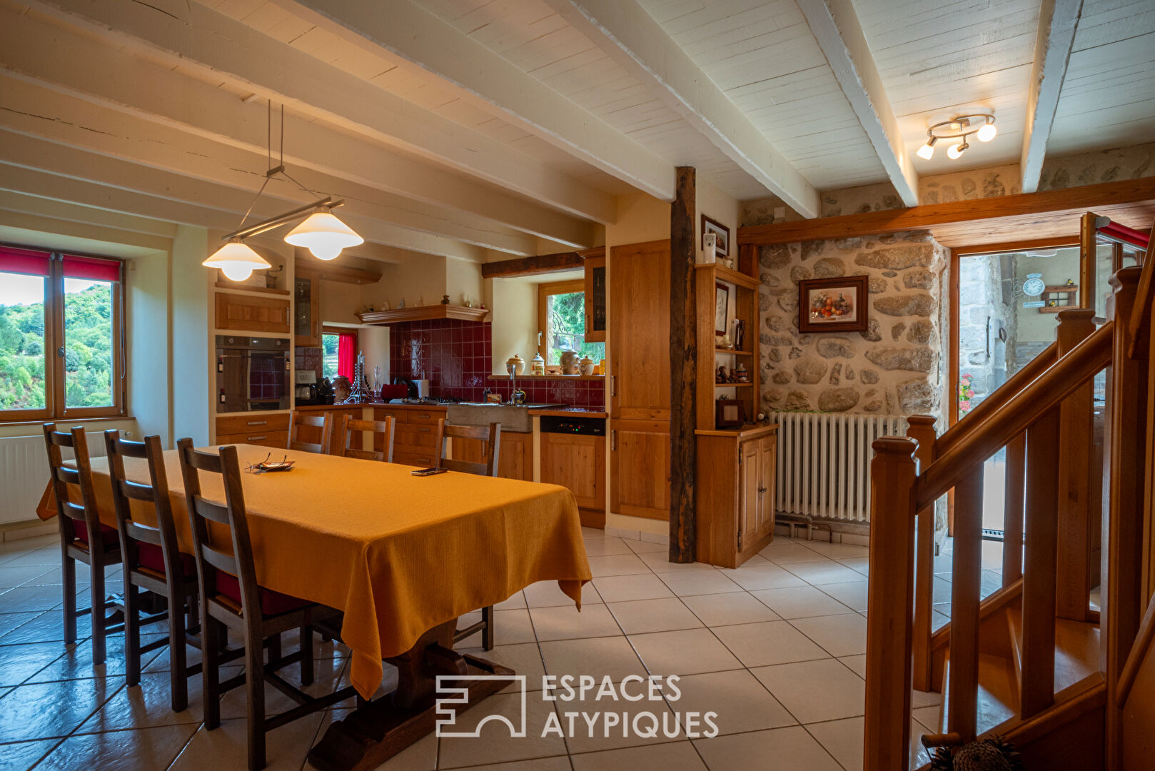 Ancienne ferme en pierre rénovée, piscine, beau terrain avec vergers et belle vue dégagée