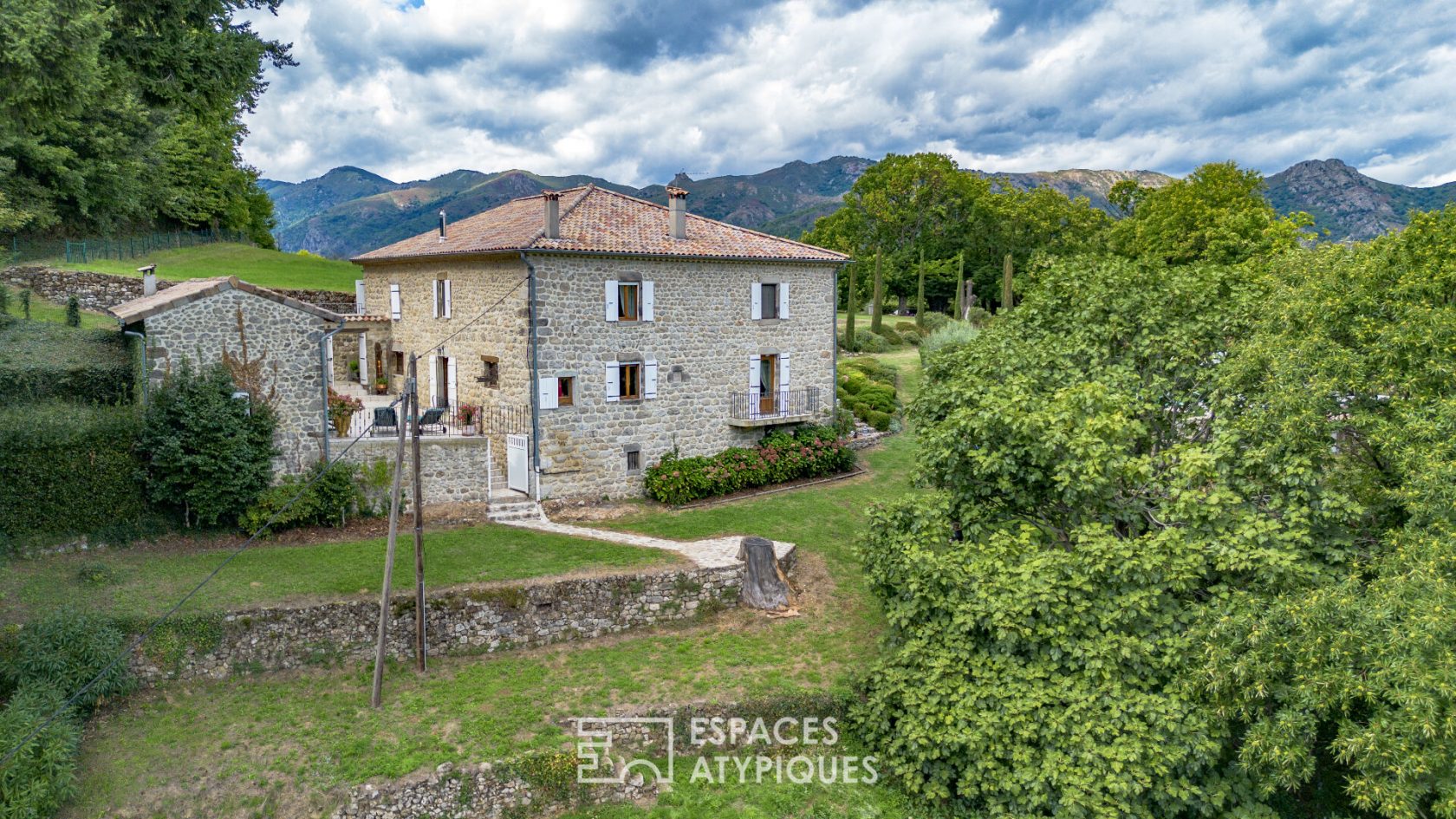 Ancienne ferme en pierre rénovée, piscine, vergers, vue panoramique