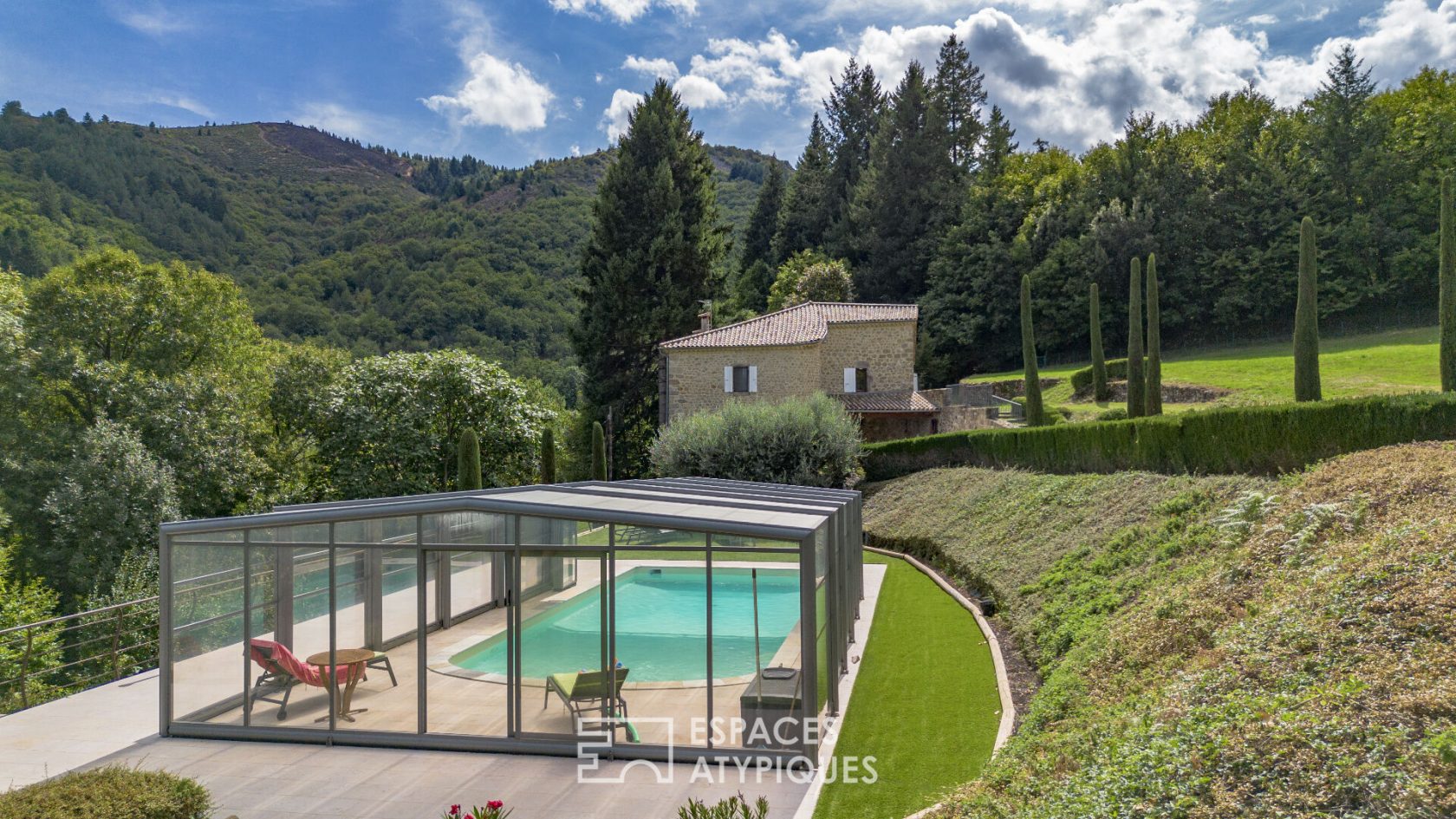 Ancienne ferme en pierre rénovée, piscine, beau terrain avec vergers et belle vue dégagée