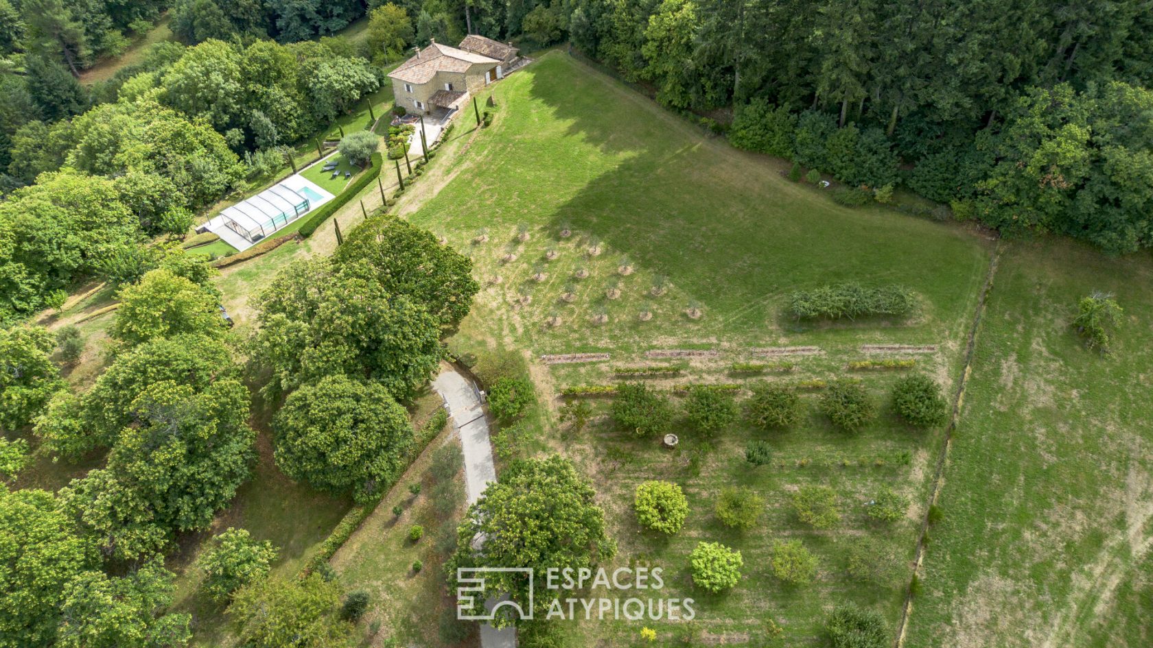 Ancienne ferme en pierre rénovée, piscine, beau terrain avec vergers et belle vue dégagée