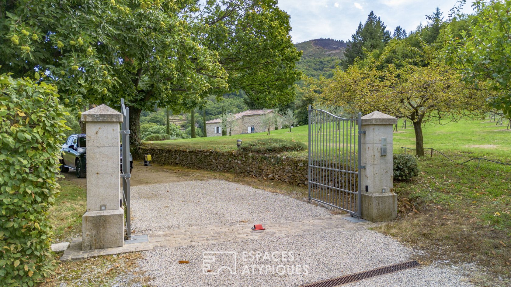 Ancienne ferme en pierre rénovée, piscine, beau terrain avec vergers et belle vue dégagée