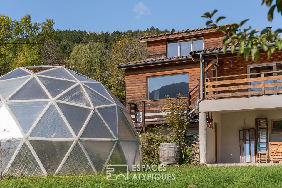 Maison chaleureuse orientée sud, avec atelier et petite serre à Chamaloc