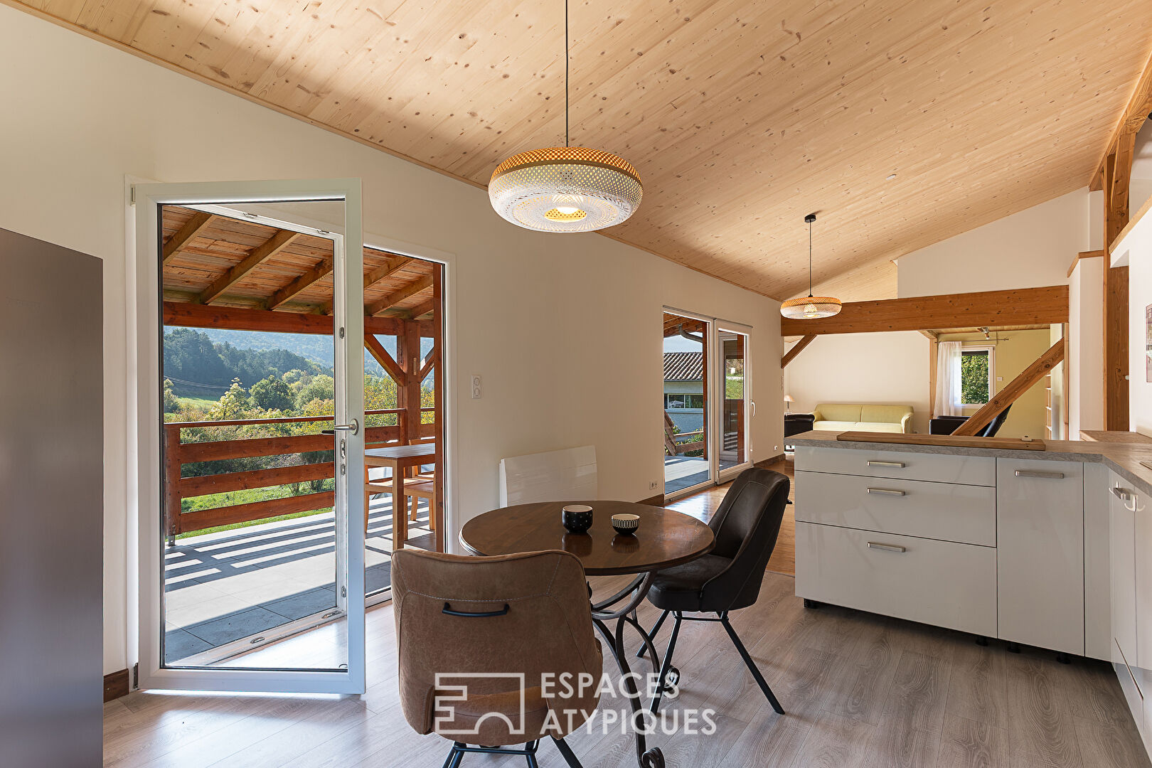 Maison chaleureuse orientée sud, avec atelier et petite serre à Chamaloc