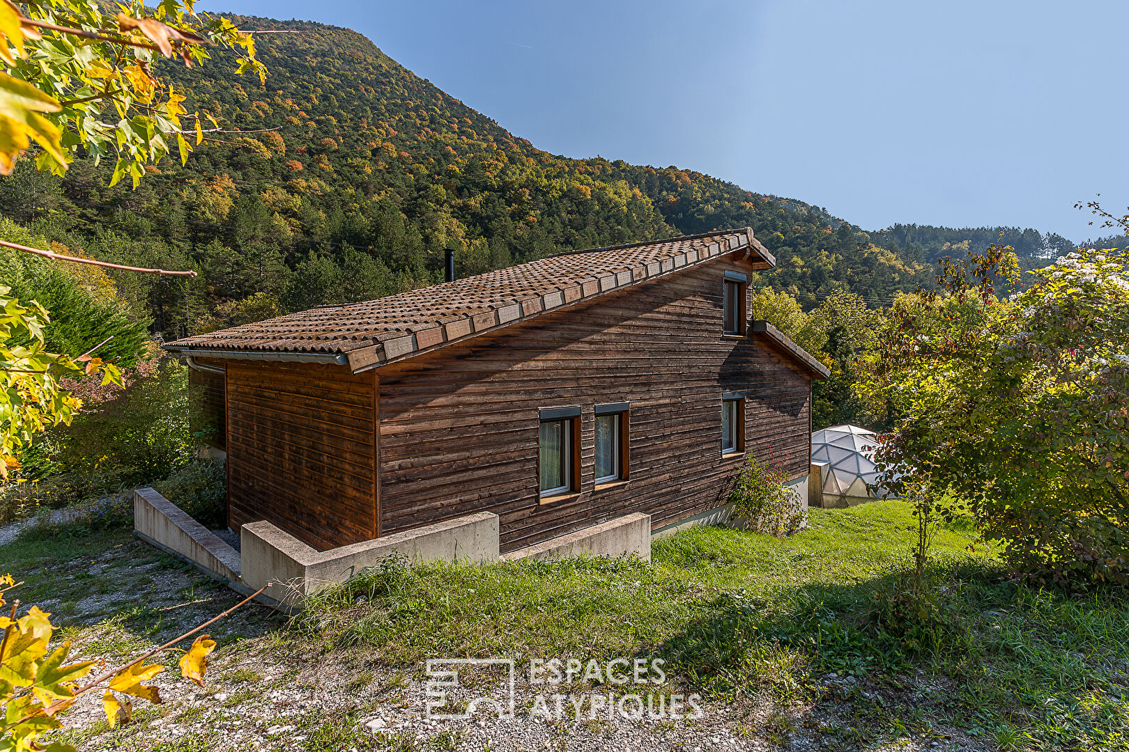 Maison chaleureuse orientée sud, avec atelier et petite serre à Chamaloc