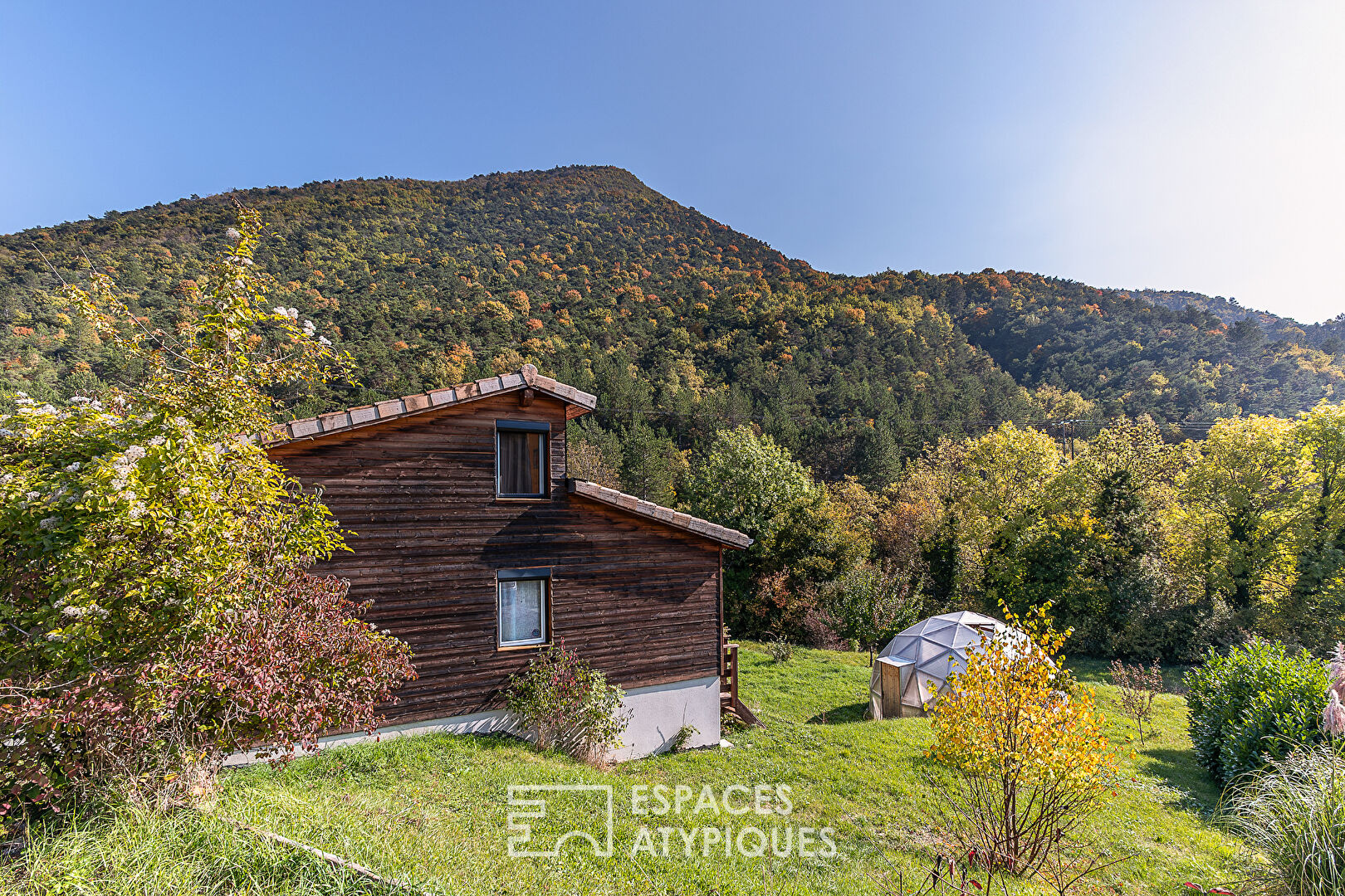 Maison chaleureuse orientée sud, avec atelier et petite serre à Chamaloc