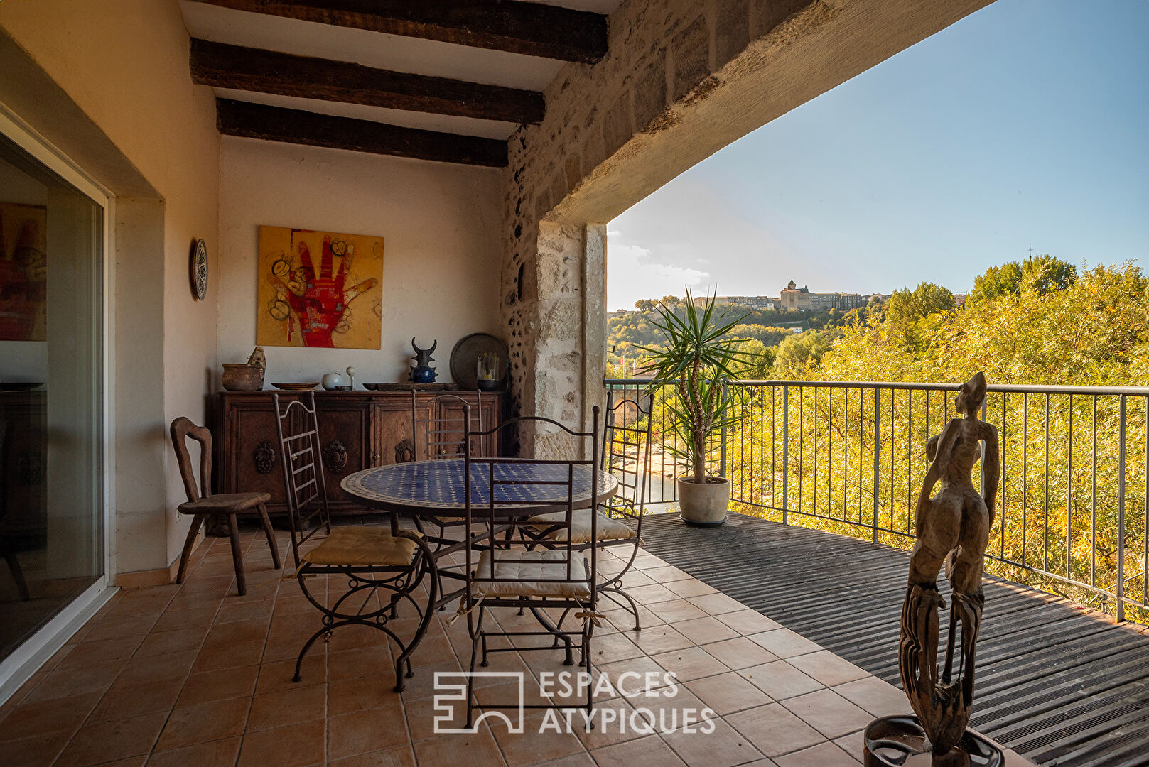 Loft d’artiste lumineux avec terrasse et vue