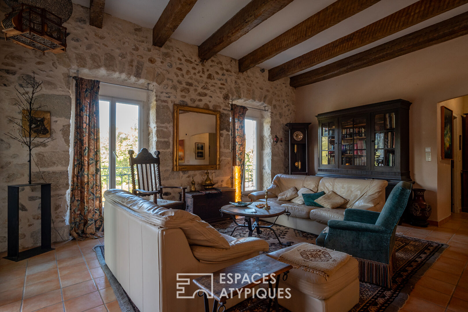 Loft d’artiste lumineux avec terrasse et vue