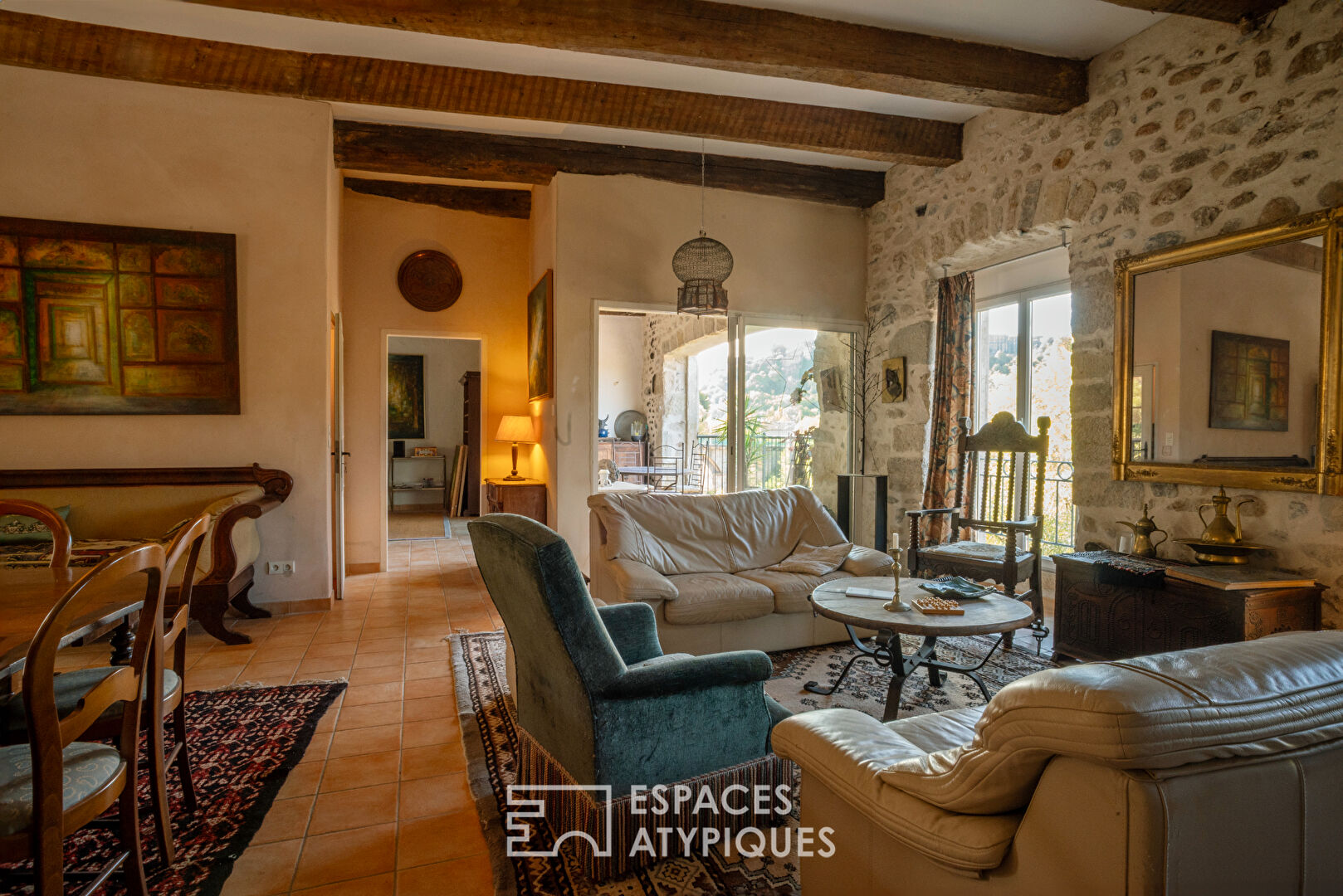 Loft d’artiste lumineux avec terrasse et vue