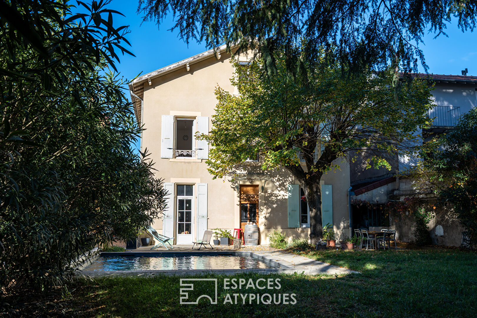 Maison bourgeoise années 30 avec jardin arboré et piscine