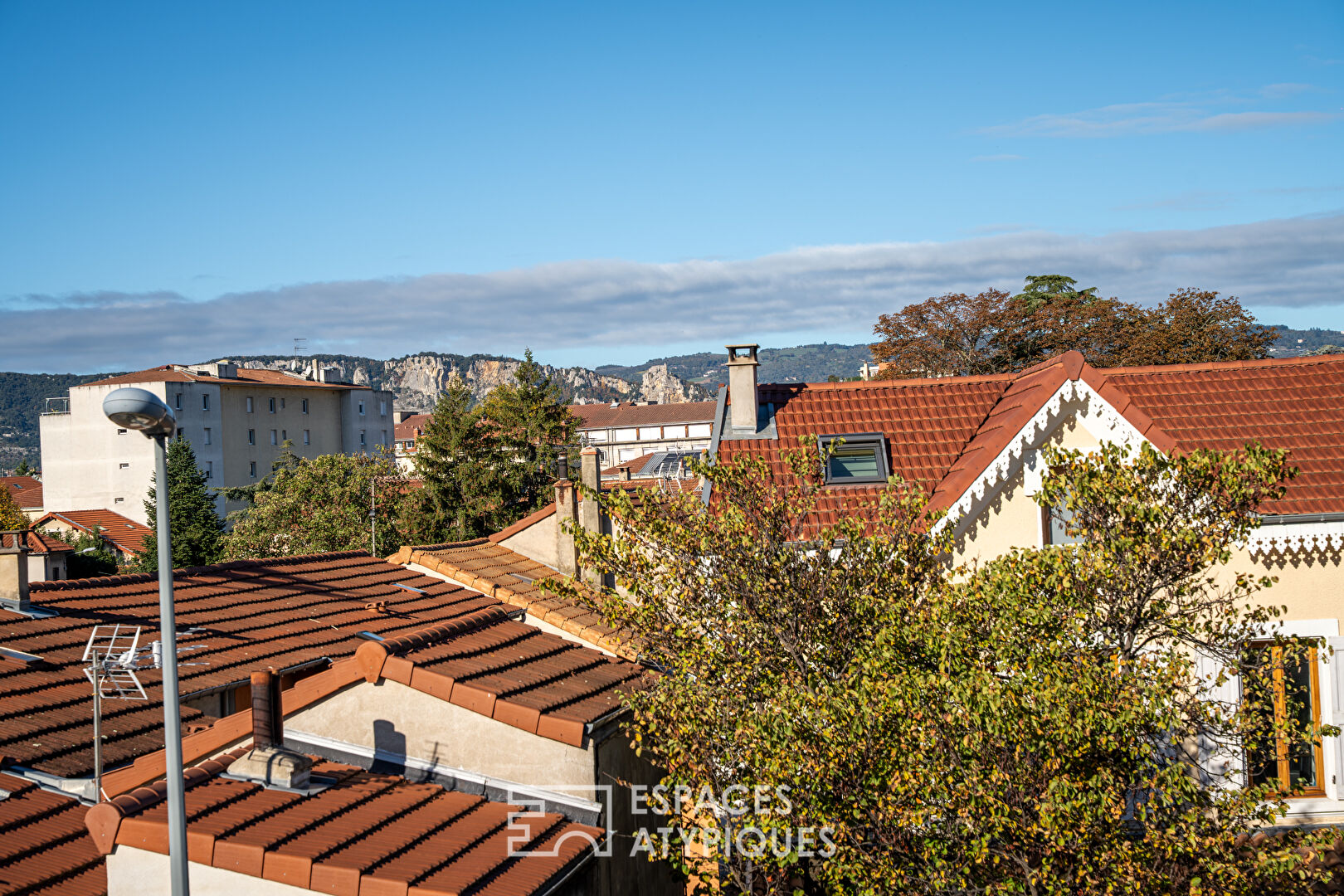 Maison bourgeoise années 30 avec jardin arboré et piscine