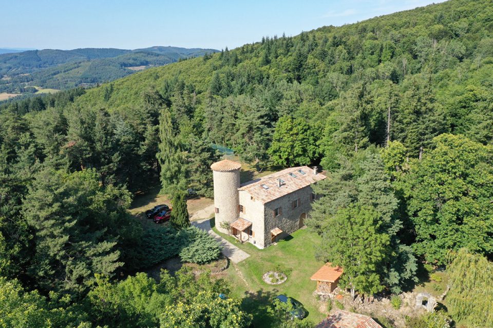 Maison de caractère, en pleine nature, au coeur de l'Ardèche verte.
