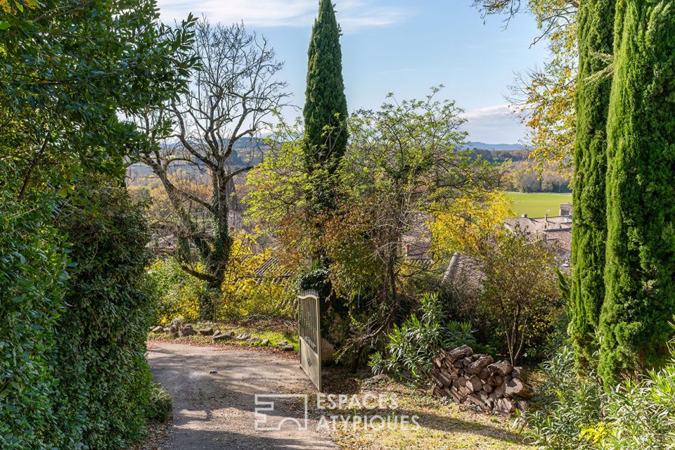 Propriété haut de gamme avec vue, volumes et jardin paysagé