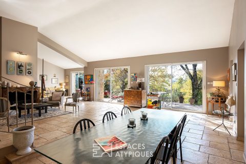 Propriété haut de gamme avec vue, volumes et jardin paysagé