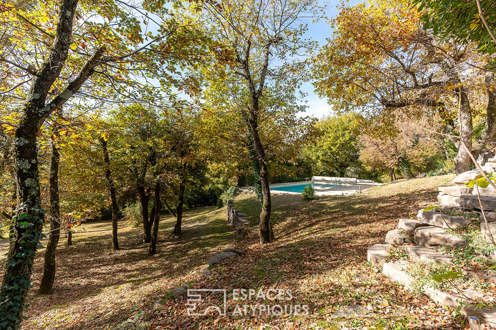Propriété haut de gamme avec vue, volumes et jardin paysagé