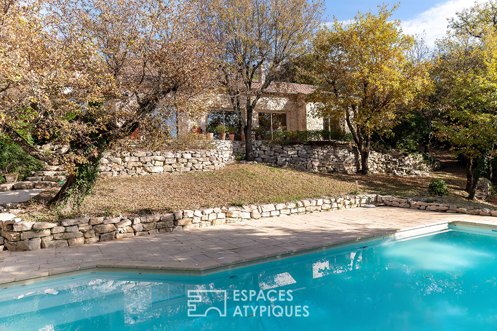 Propriété haut de gamme avec vue, volumes et jardin paysagé