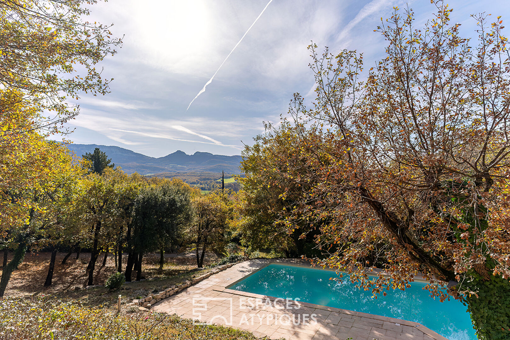 Propriété haut de gamme avec vue, volumes et jardin paysagé