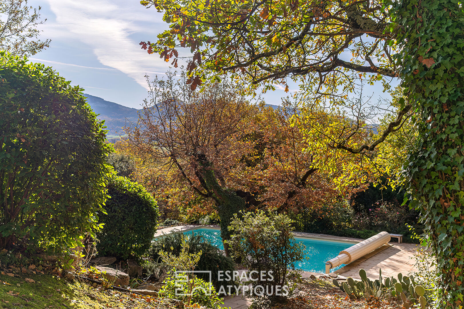 Propriété haut de gamme avec vue, volumes et jardin paysagé