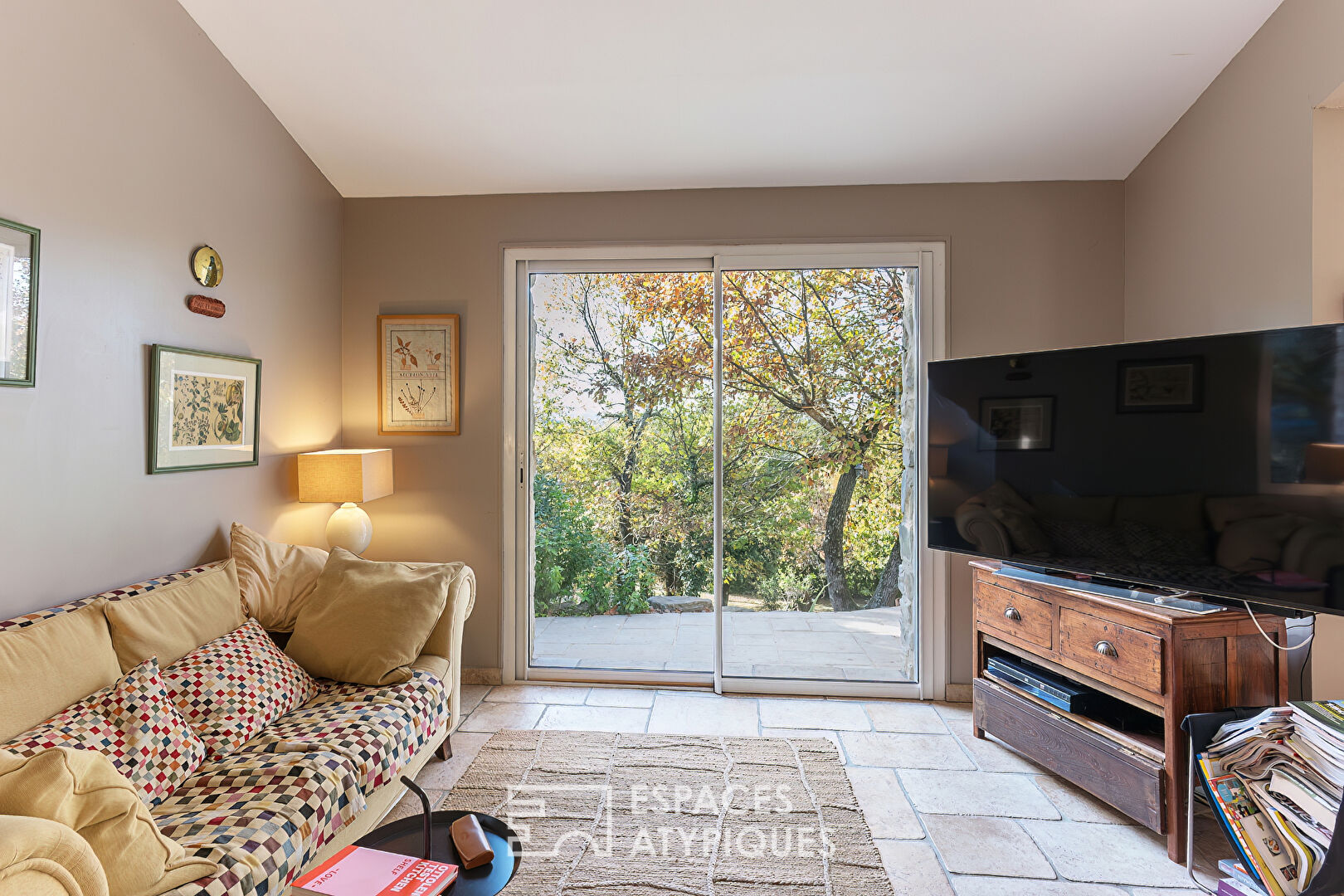 Propriété haut de gamme avec vue, volumes et jardin paysagé