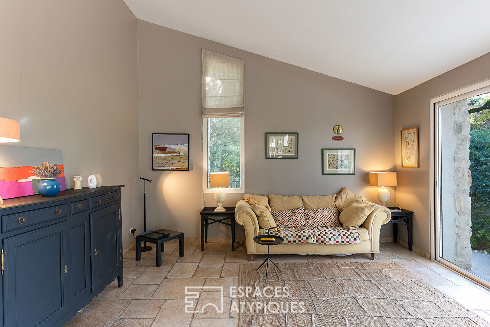 Propriété haut de gamme avec vue, volumes et jardin paysagé