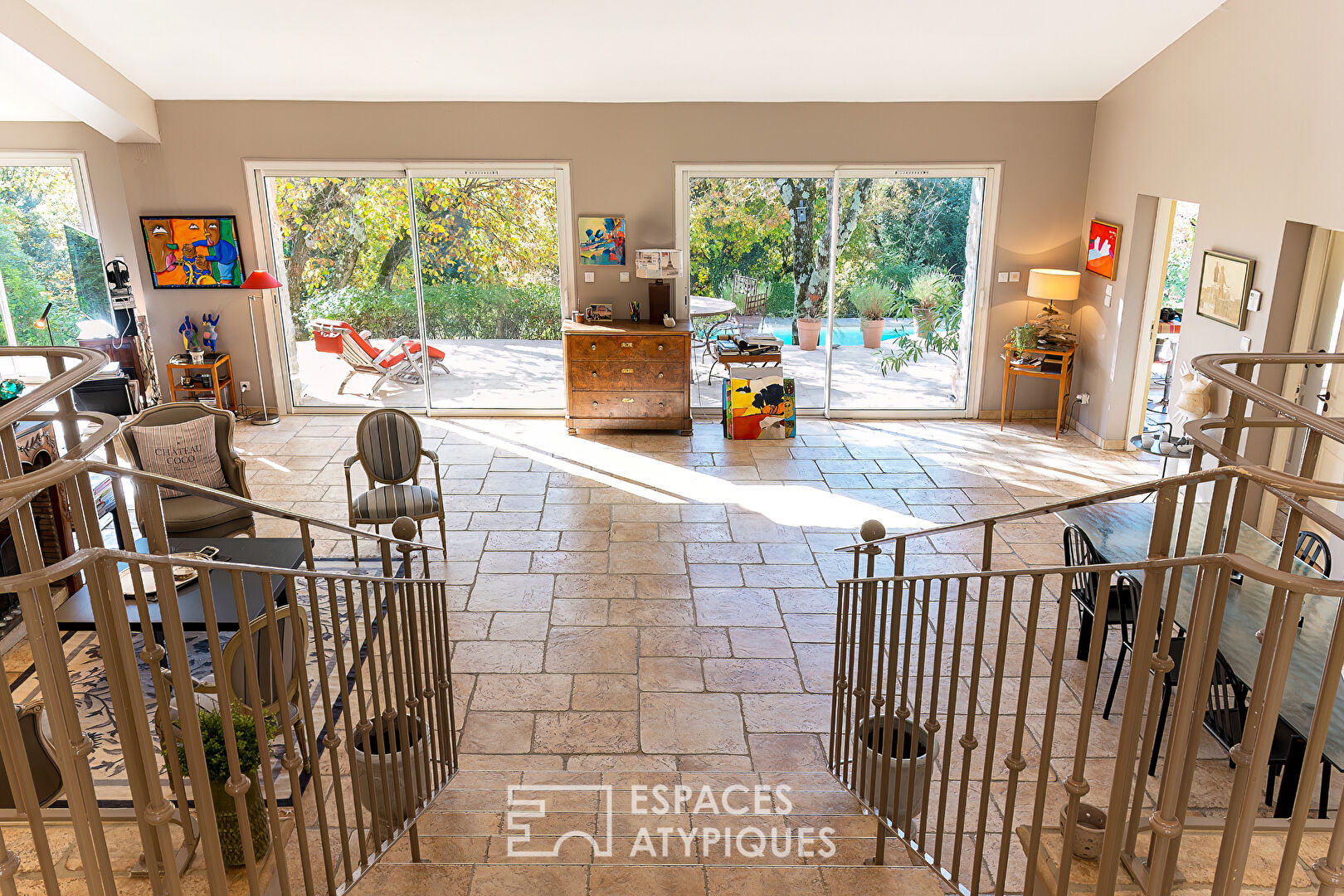 Propriété haut de gamme avec vue, volumes et jardin paysagé