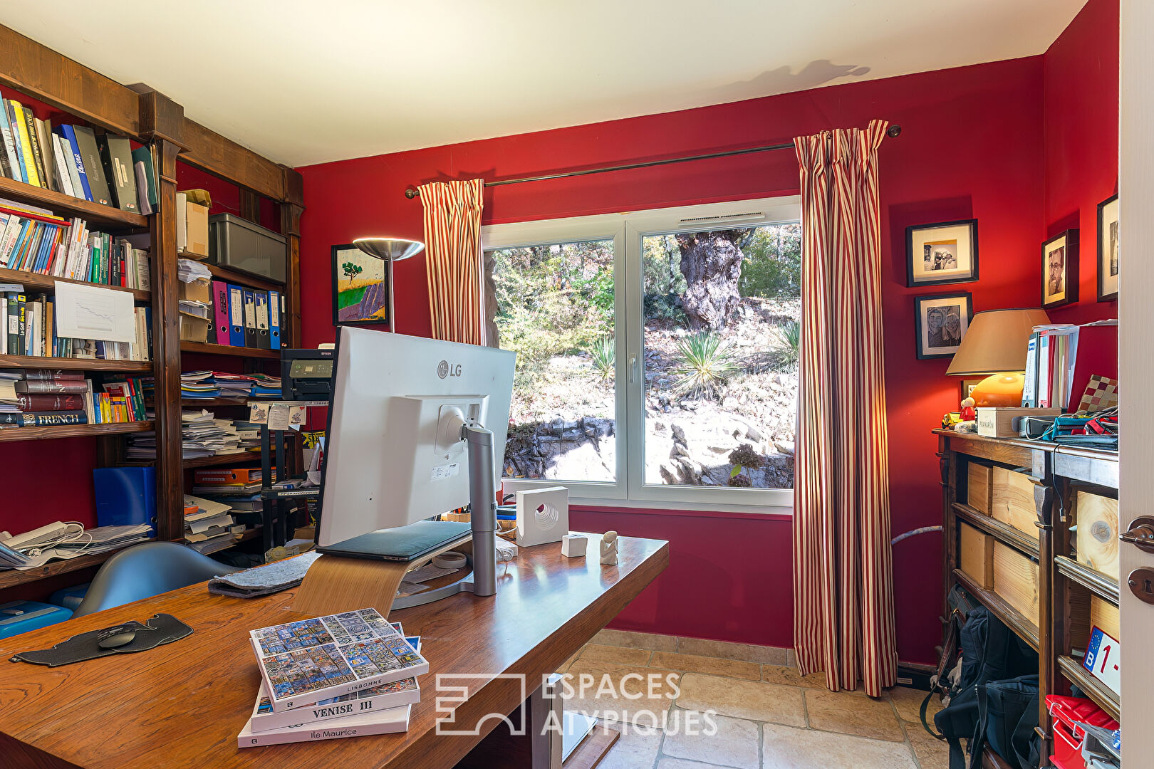 Propriété haut de gamme avec vue, volumes et jardin paysagé